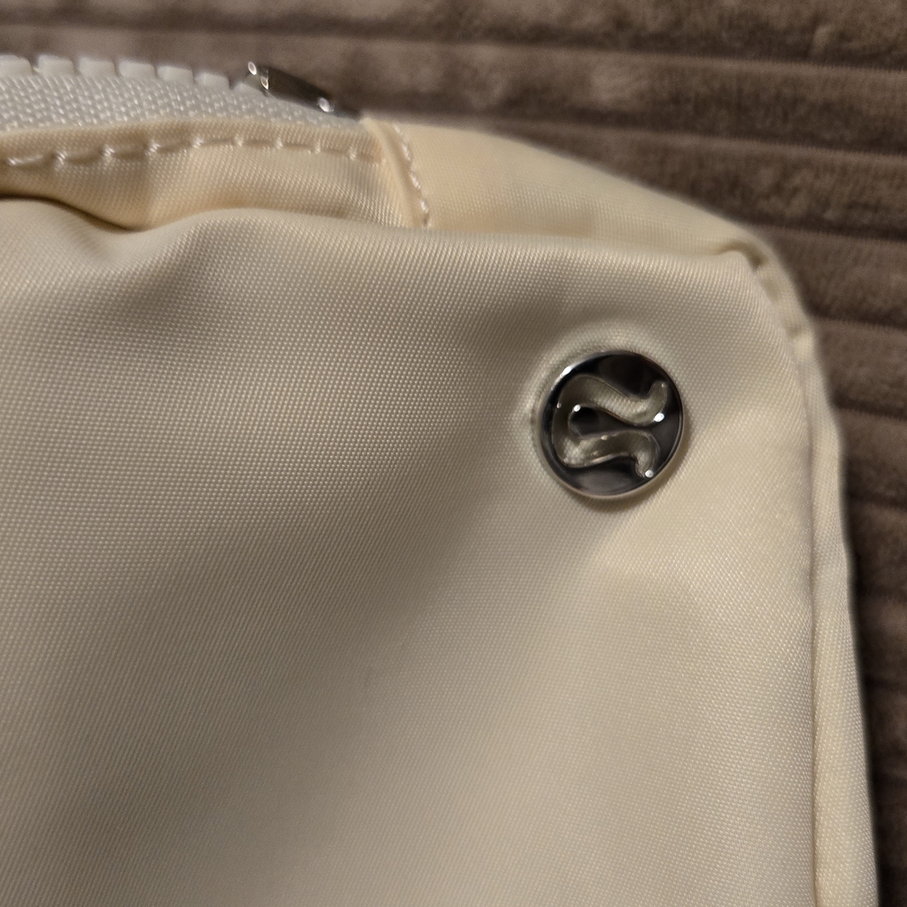 136. Lululemon Everywhere Belt Bag – Beige/Cream – NWOT - Picture 4 of 4